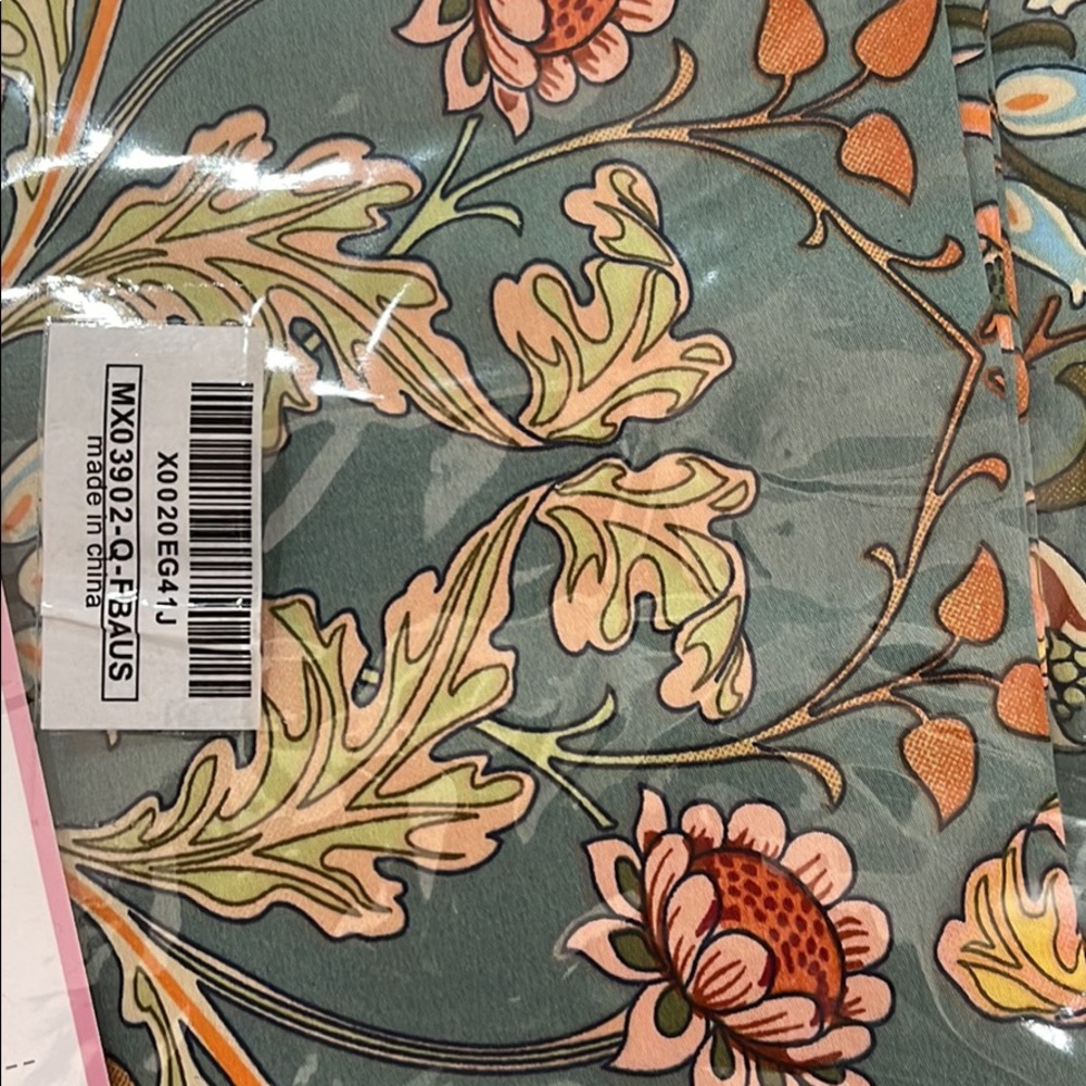 Beautiful queen duvet cover.